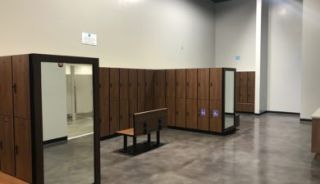 Your first and last stop at EōS consists of squeaky-clean, spacious day-use locker rooms with tons of lockers (locks not included, so be sure to bring one with you), private shower stalls and changing areas. Who knew luxury could be so affordable?