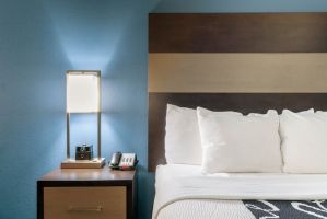 working womens hostel peoria La Quinta Inn & Suites by Wyndham Phoenix I-10 West
