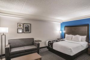 Guest room at the La Quinta Inn & Suites by Wyndham Phoenix Chandler in Phoenix, Arizona