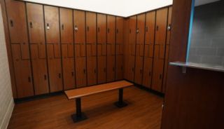 Your first and last stop at EōS consists of squeaky-clean, spacious day-use locker rooms with tons of lockers (locks not included, so be sure to bring one with you), private shower stalls and changing areas. Who knew luxury could be so affordable?